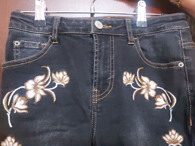Pantalón vaquero bordados Stradivarius