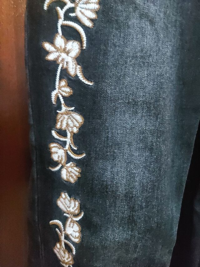 Pantalón vaquero bordados Stradivarius