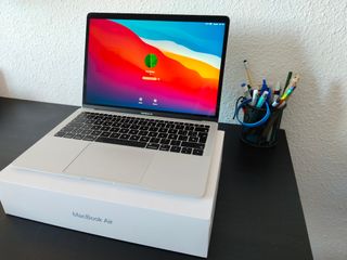MacBook Air 13 + Magic Mouse + Funda