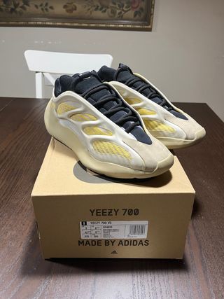 Yeezy 700 Safflower 42 2/3 EU