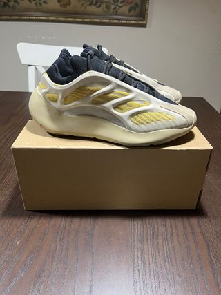 Yeezy 700 Safflower 42 2/3 EU