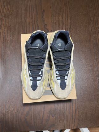 Yeezy 700 Safflower 42 2/3 EU