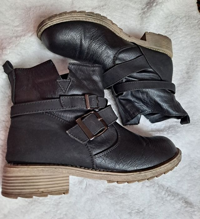 Botines. Color negro. Número 38. Calentitos