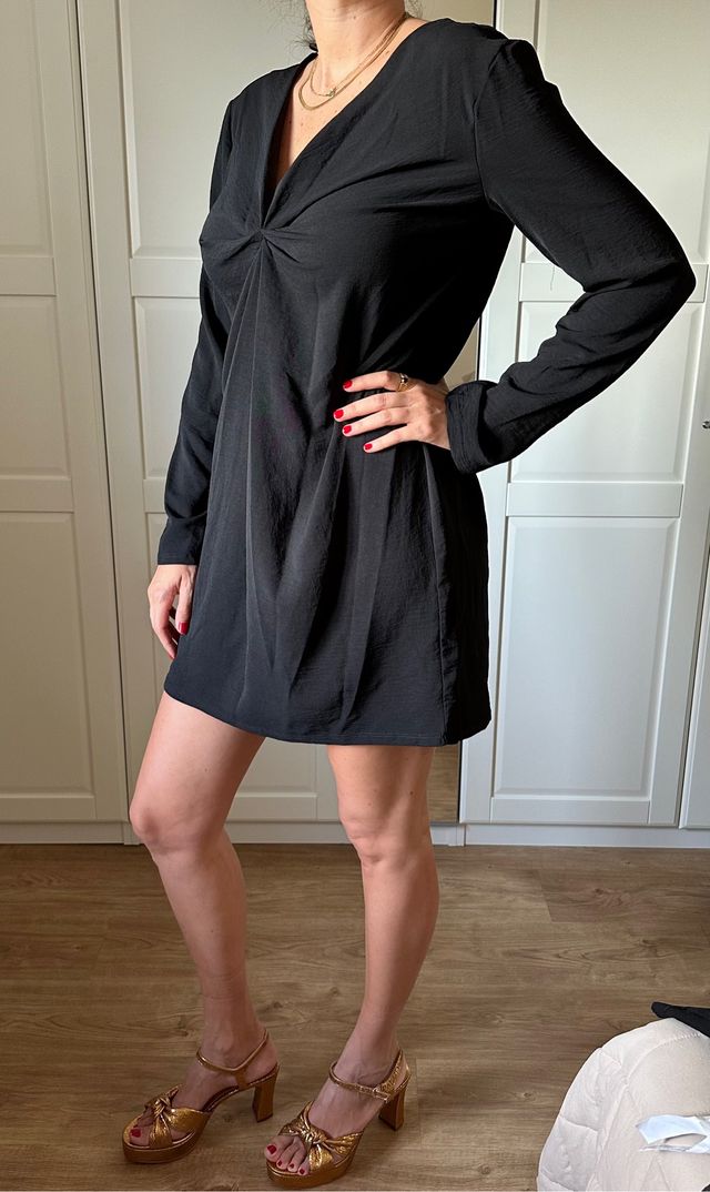 vestido negro mini de zara
