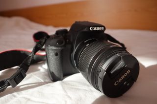 CÁMARA CANON EOS 700D