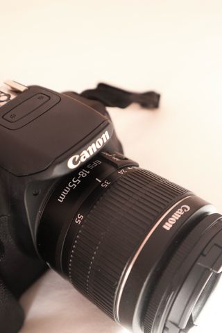 CÁMARA CANON EOS 700D