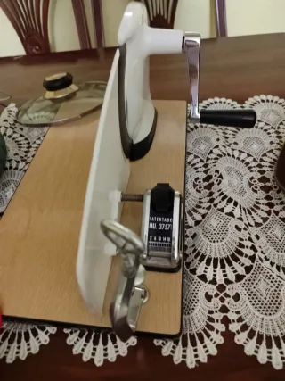 Cortadora de fiambre antigua de los años 60-70