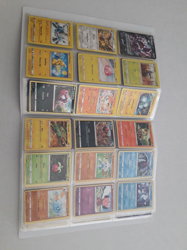 albun con 400 cromos pokemon