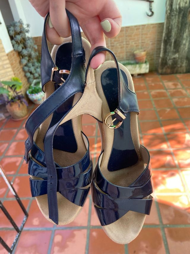 sandalias azules con cuña