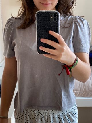 camiseta gris de hombros abultados