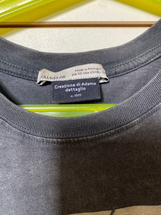 camiseta manga corta con una obra