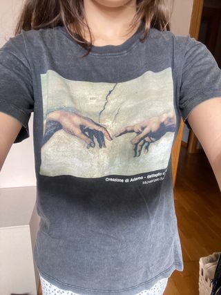 camiseta manga corta con una obra