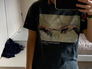 camiseta manga corta con una obra