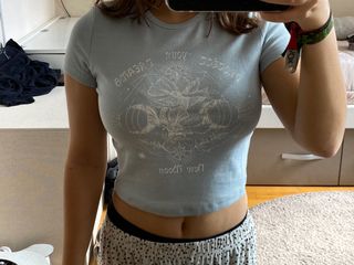 camiseta manga corta azul clarito con ilustracion