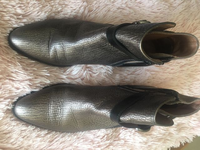 botines color marrón y como cobre