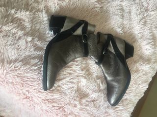 botines color marrón y como cobre