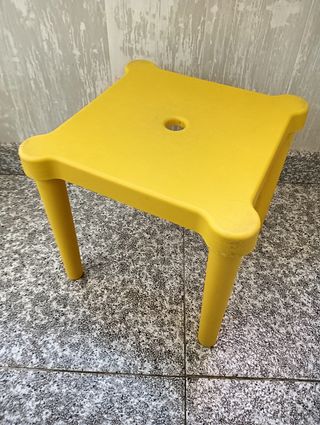 Taburete Ikea e infantil.