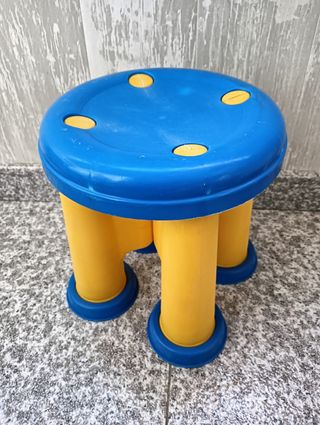 Taburete Ikea e infantil.