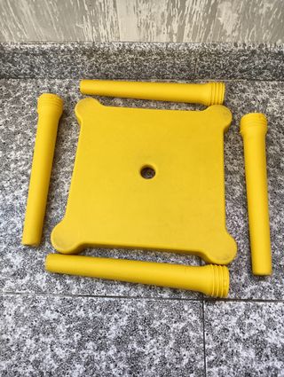 Taburete Ikea e infantil.