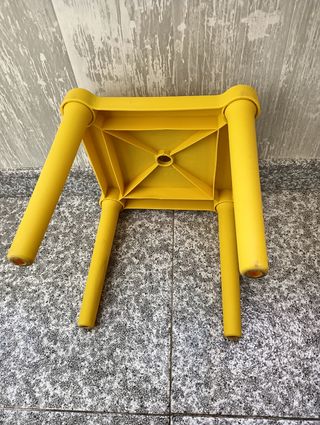 Taburete Ikea e infantil.