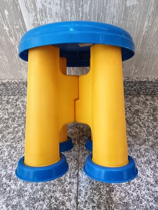 Taburete Ikea e infantil.