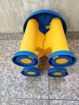 Taburete Ikea e infantil.