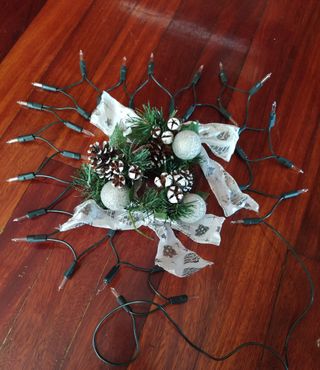Luces y adornos de Navidad.