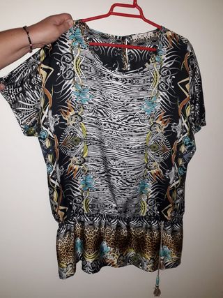 Blusa de raso con estampado print animal