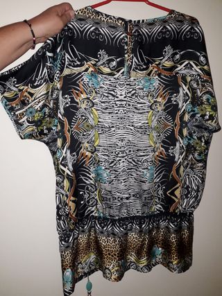 Blusa de raso con estampado print animal