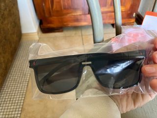 occhiali da sole neri e auricolari