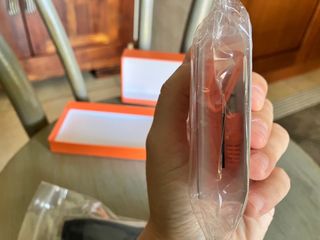 occhiali da sole neri e auricolari