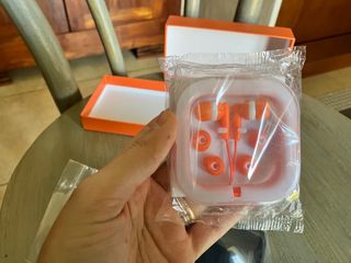 occhiali da sole neri e auricolari