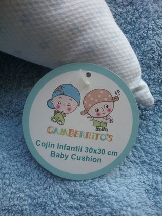 Cojín infantil con etiqueta