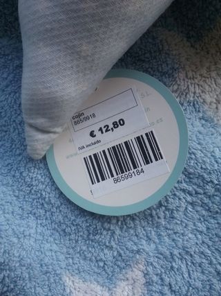 Cojín infantil con etiqueta