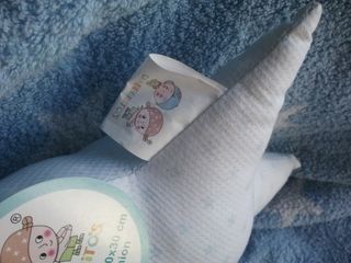 Cojín infantil con etiqueta