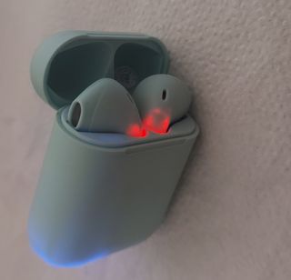 Base y auriculares i13 TWS