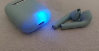 Base y auriculares i13 TWS