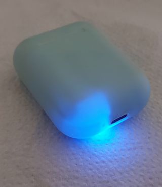 Base y auriculares i13 TWS