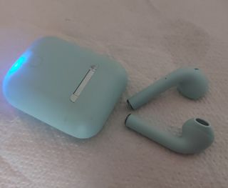 Base y auriculares i13 TWS