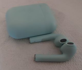 Base y auriculares i13 TWS