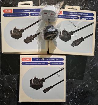 Cables y adaptadores de diferente tipos y medidas 