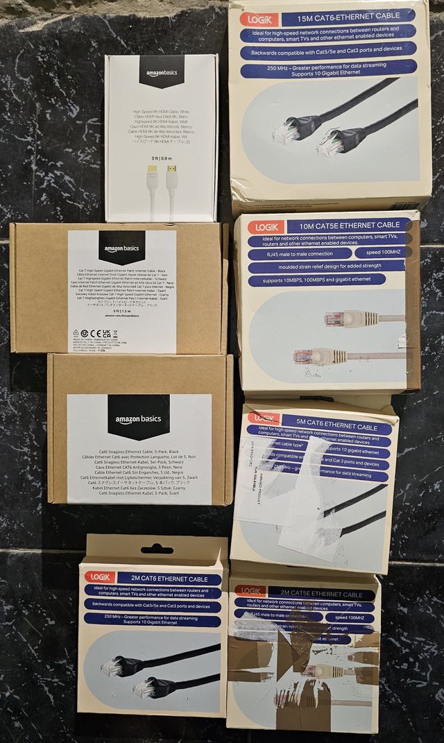 Cables y adaptadores de diferente tipos y medidas