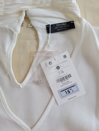 BLUSA MANGA LARGA CON ADORNOS.