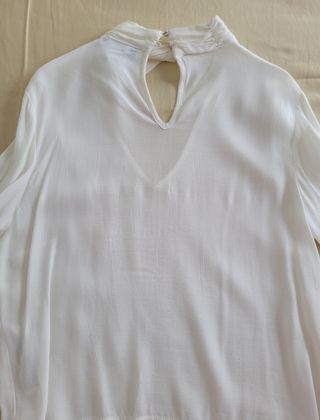 BLUSA MANGA LARGA CON ADORNOS.
