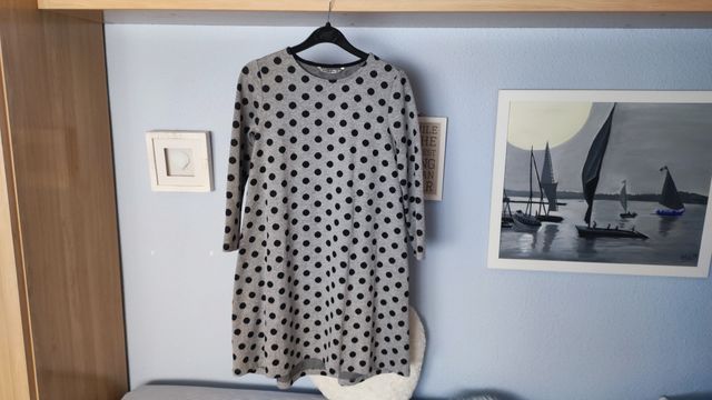 Vestido gris con lunares negros