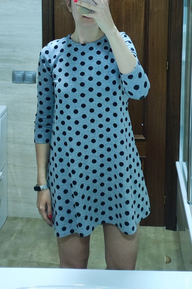 Vestido gris con lunares negros