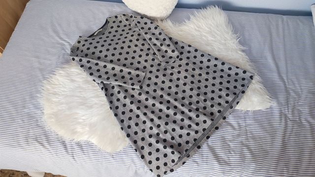 Vestido gris con lunares negros