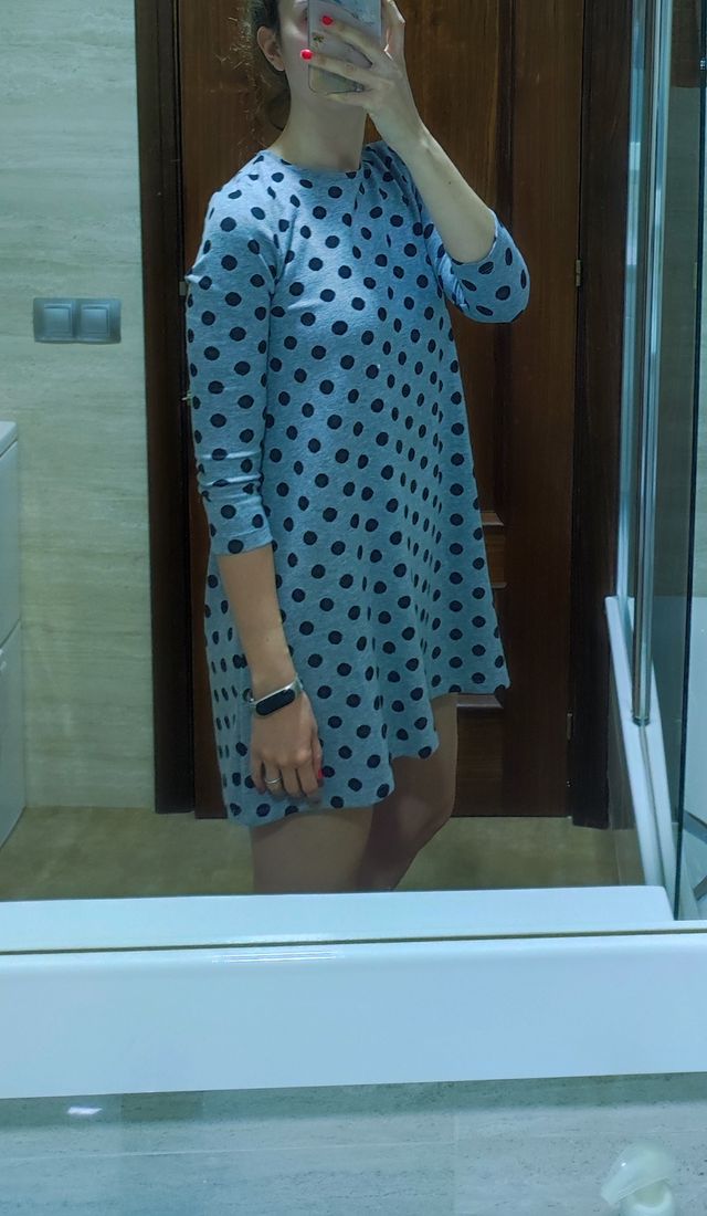 Vestido gris con lunares negros