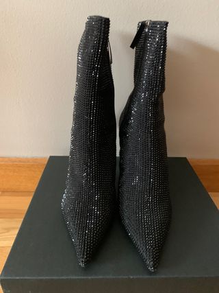 Botines tacon brillo Zara