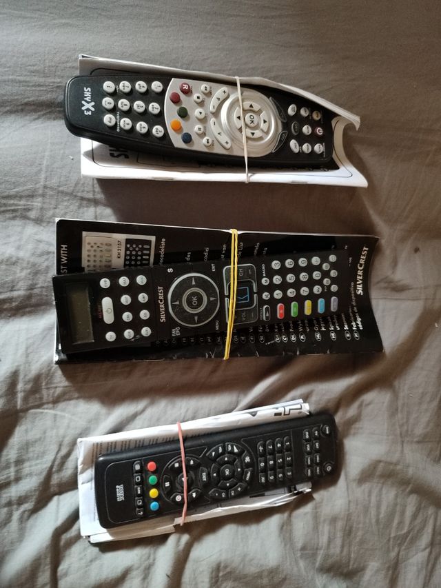 N.3 telecomandi universali per tv